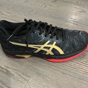 Asics women’s tennis sneakers size 8 worn twice . Like new . black with red